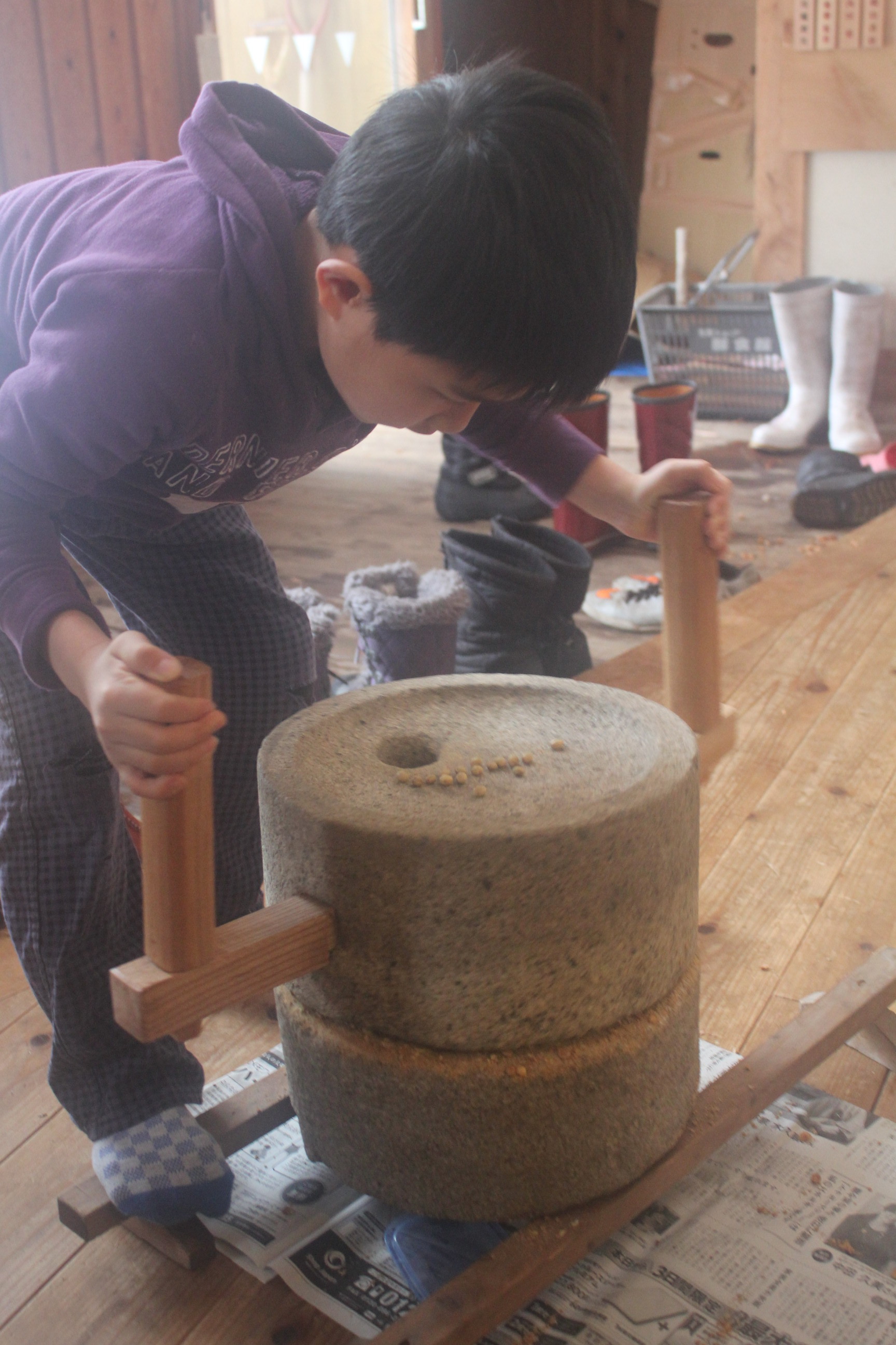 Grind 石臼できな粉を作る 新田サドベリースクール